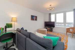 TV, fireplace, offices - 3 Bedroom Old Street Apartment - City Views (London)