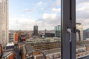 Interior - 3 Bedroom Old Street Apartment - City Views (London)