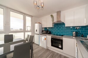 Fridge, microwave, oven, stovetop - 3 Bedroom Old Street Apartment - City Views (London)