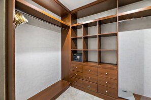 Luxury Apartment, 2 Bedrooms | Wardrobe