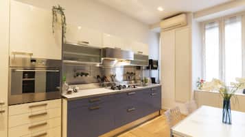Appartamento Design | Cucina privata | Frigorifero con congelatore, forno, piano cottura