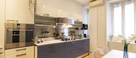 Apartemen Desain | Dapur pribadi | Lemari es besar, oven, kompor, dan mesin espresso