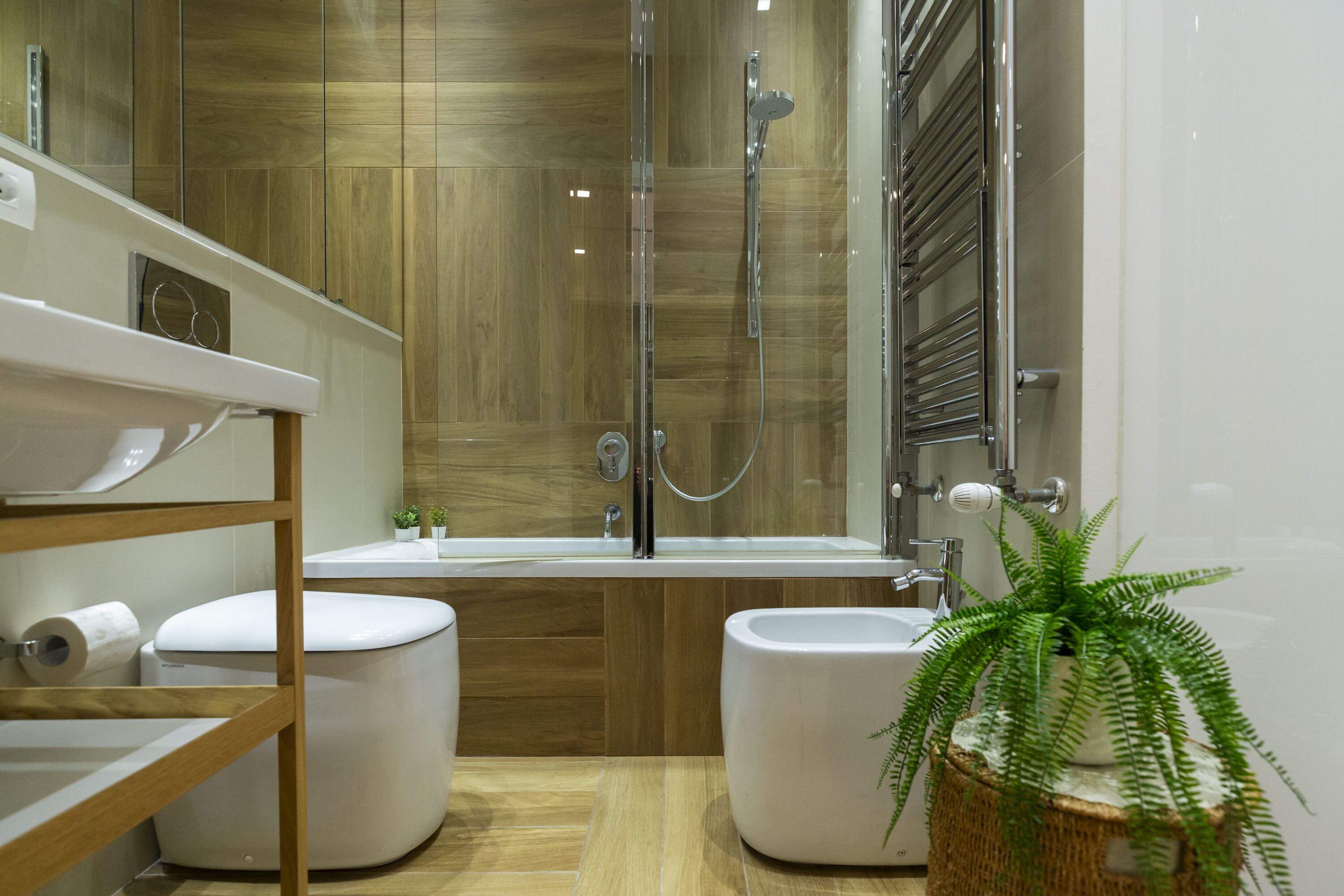 Design-Apartment | Badezimmer | Duschwanne, kostenlose Toilettenartikel, Haartrockner, Bidet