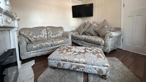 Living area - Green Hill Stay 2-bed Apartment in Leeds (Leeds)