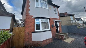Exterior - Green Hill Stay 2-bed Apartment in Leeds (Leeds)