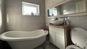 Combined shower/tub, deep soaking tub, towels - Green Hill Stay 2-bed Apartment in Leeds (Leeds)