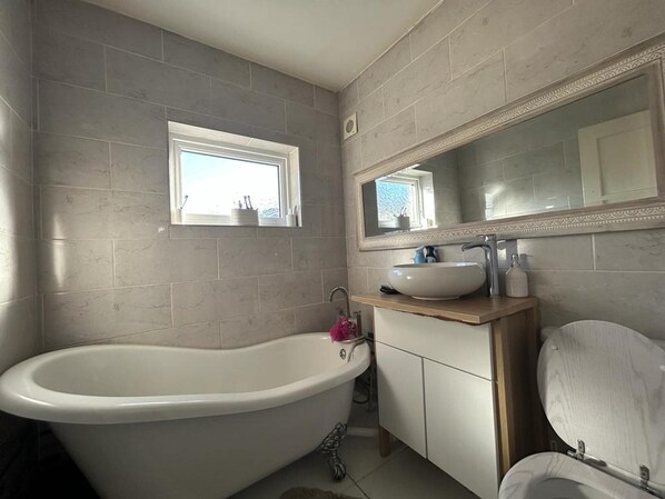 Ensemble baignoire-douche, baignoire profonde, serviettes fournies