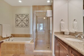 Shower, hair dryer, towels - Secluded Ground Floor 2BR Villa (La Quinta)