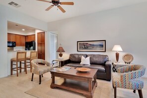 テレビ、暖炉、DVD プレーヤー、書斎 / ワークスペース