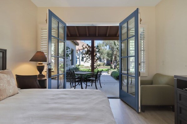 1 slaapkamer, een bureau, een strijkplank/strijkijzer, wifi