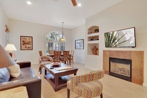 テレビ、暖炉、DVD プレーヤー、書斎 / ワークスペース