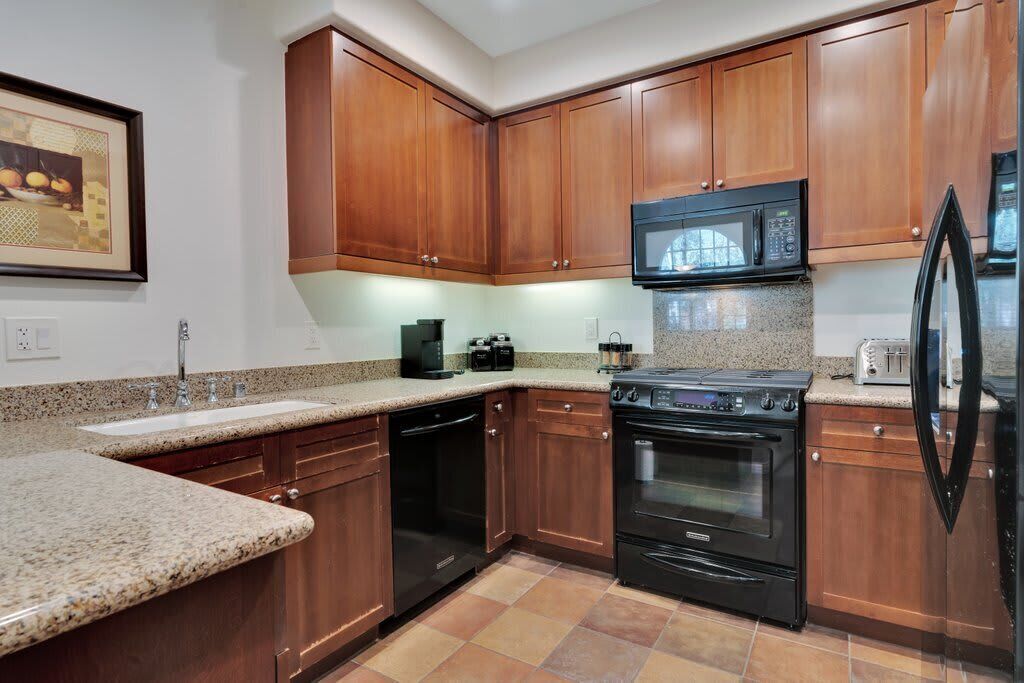 Coffee/tea maker, fridge, microwave, oven