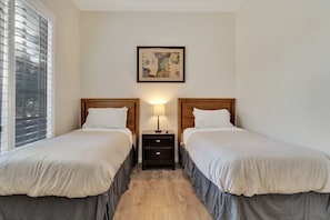 3 Schlafzimmer, Schreibtisch, Bügeleisen/Bügelbrett, WLAN