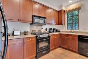 Coffee/tea maker, fridge, microwave, oven - Palm Paradise 3 | 3BR Legacy Villa (La Quinta)