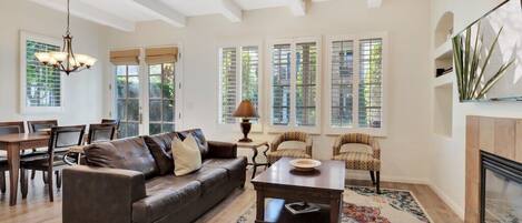 Una televisión, una chimenea, un reproductor de DVD, una oficina