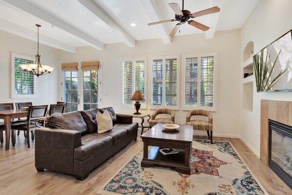 TV, lareira, DVD player, escritórios