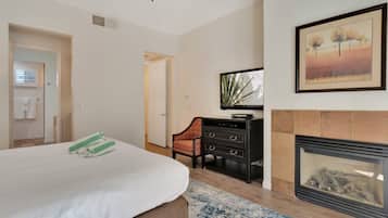 1 slaapkamer, een bureau, een strijkplank/strijkijzer, wifi