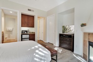 1 bedroom, desk, iron/ironing board, WiFi - Desert Haven C | Studio Legacy Villa (La Quinta)