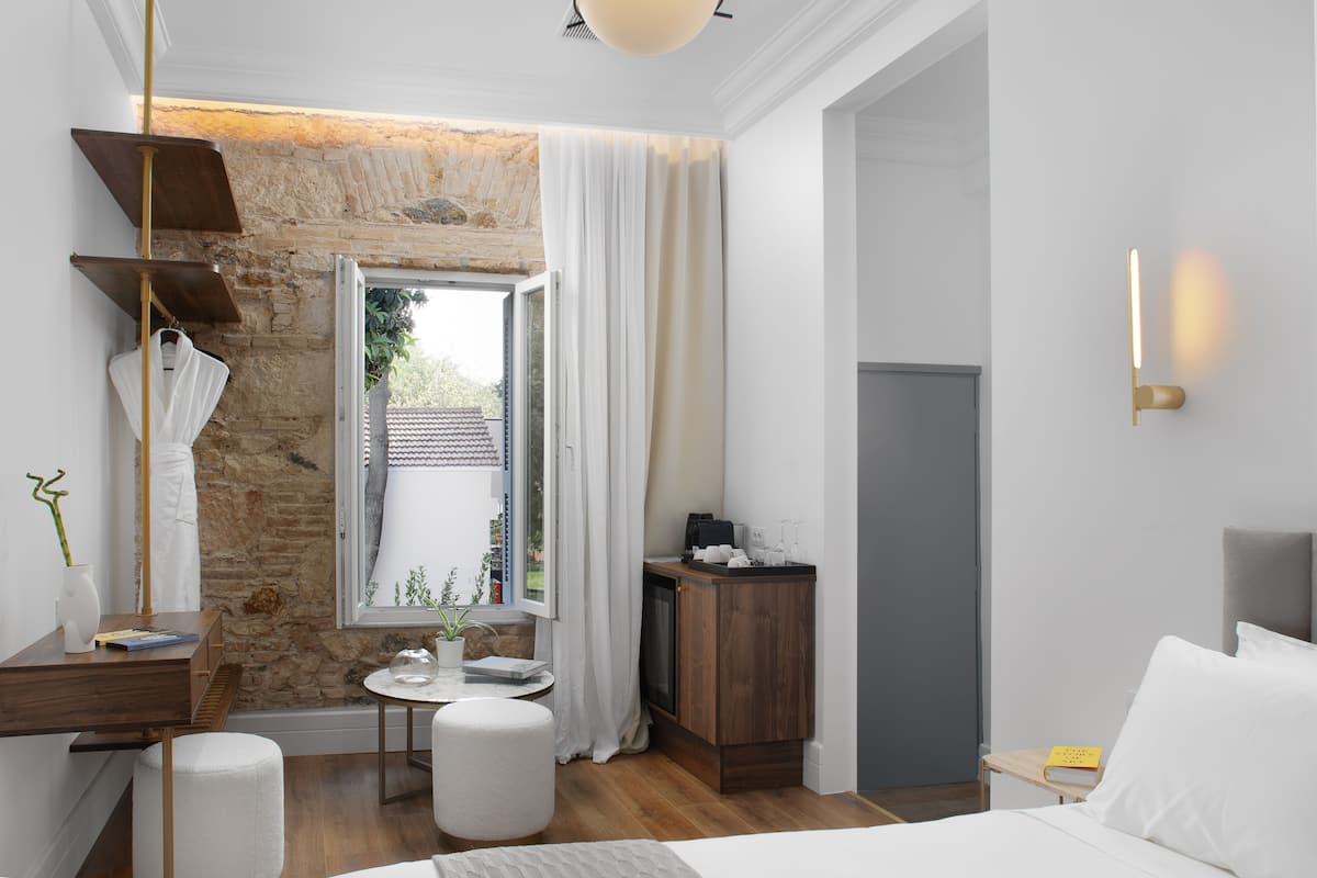Deluxe Suite, 1 King Bed, Hot Tub | 1 bedroom, minibar, in-room safe, soundproofing