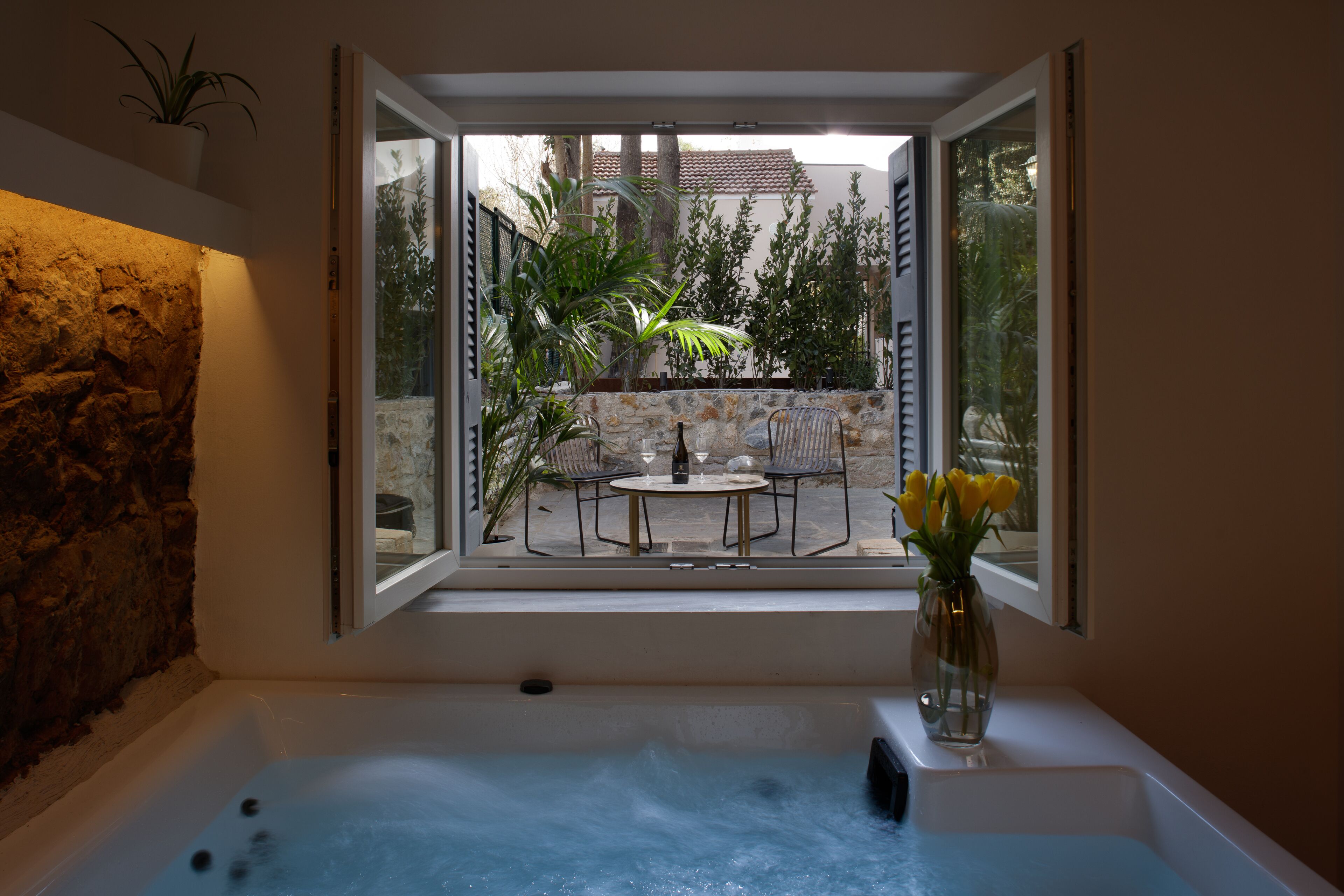 Suite Deluks, 1 Tempat Tidur King, hot tub | Pemandangan taman