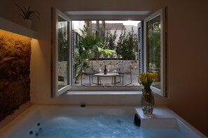 Suite Deluxe, 1 très grand lit, bain à remous | Vue sur le jardin