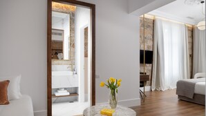 Junior Suite - Acropolis View | ملاءات من القطن المصري وأغطية فراش متميزة وميني بار وخزنة داخل الغرفة