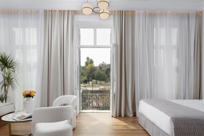 Junior Suite - Acropolis View | Draps en coton égyptien, literie de qualité, minibar, coffre-fort
