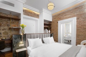 Macbeth - Suite with Outdoor Jacuzzi & Acropolis View | Draps en coton égyptien, literie de qualité, minibar, coffre-fort