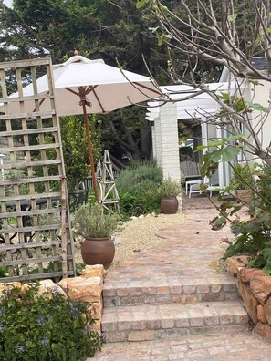Property grounds - Garden Cottage in tranquil leafy Constantia with Solar backup (Cape Town)