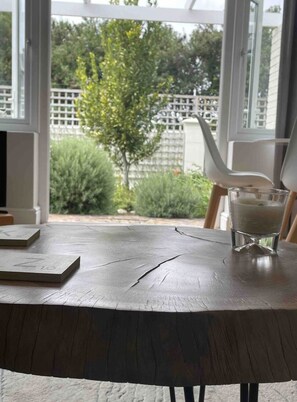 Dining - Garden Cottage in tranquil leafy Constantia with Solar backup (Cape Town)