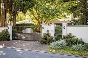 Property grounds - Garden Cottage in tranquil leafy Constantia with Solar backup (Cape Town)