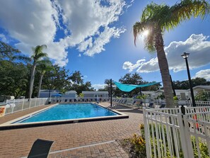 Een buitenzwembad en een verwarmd zwembad