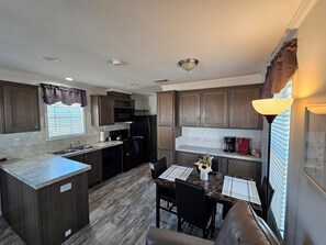 Een koelkast, een microgolfoven, een oven, een kookplaat