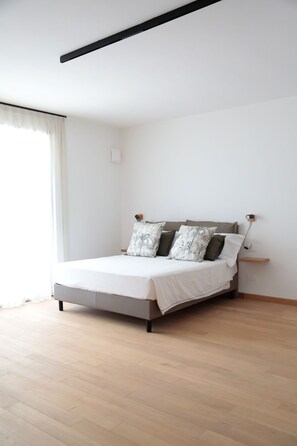 Desk, free WiFi - Glass House Smart Rooms & Parking (Lecce)