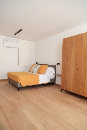 Desk, free WiFi - Glass House Smart Rooms & Parking (Lecce)