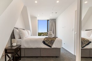 2 bedrooms, desk, iron/ironing board, WiFi