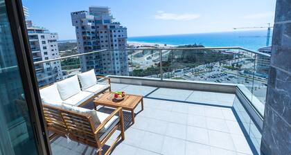 SeaFront Luxurious 3 BR Apartment