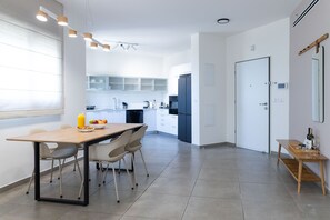 Full-size fridge, microwave, oven, stovetop