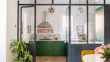 KĂŒhlschrank, Mikrowelle, Ofen, Herdplatte