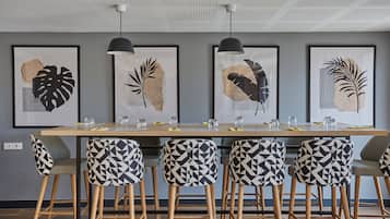 Se ofrece un desayuno bufé (18 EUR por persona)