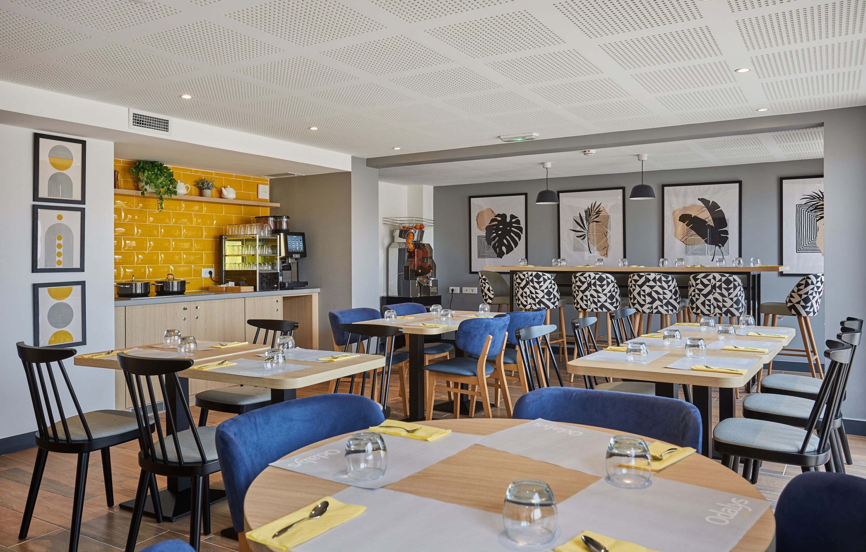 每日供应自助式早餐（每人 EUR 18）