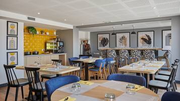 Petit déjeuner buffet (18 EUR par personne)