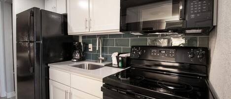 Refrigerador, microondas, horno y parrilla de estufa