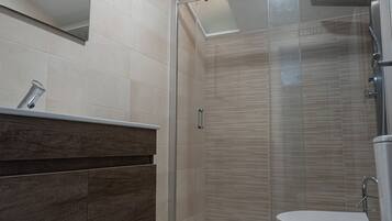 Sèche-cheveux, serviettes fournies, savon, papier toilette