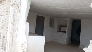 A room with white walls, a window, and a door. - Apartamento Ático, ideal familias y amigos cerca de Senda Viva y Bardena Real. (Arguedas)