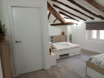 Apartamento Ático, ideal familias y amigos cerca de Senda Viva y Bardena Real.