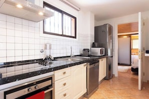 Geladeira, micro-ondas, fogão, cooktop