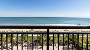 Un balcone con vista sulla spiaggia e sull'oceano.