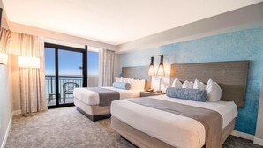 Une chambre d’hôtel avec deux lits, un balcon et une vue sur le ciel.