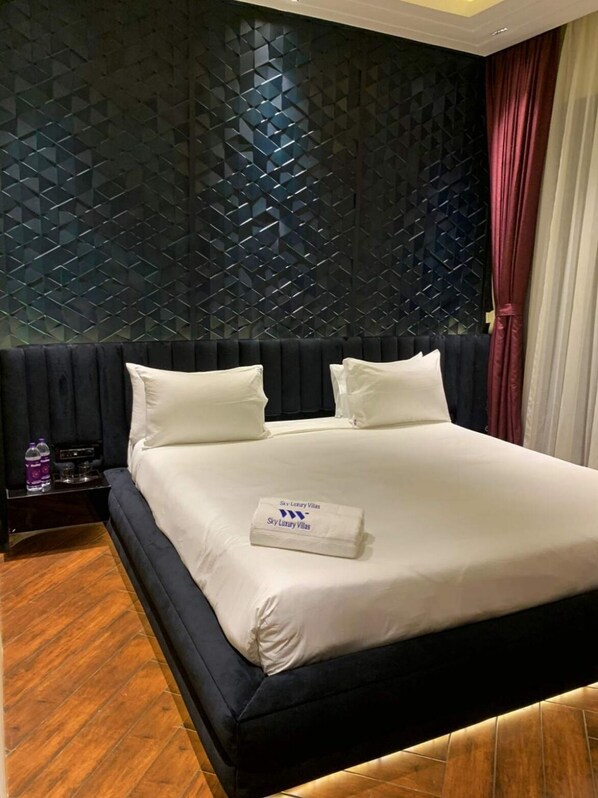 7 bedrooms, WiFi, bed sheets